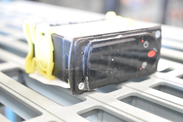 BRAND NEW SCRATCH AND DENT! Carel PZGXCOE112K Temperature Control w Sensor - Image 2 of 5