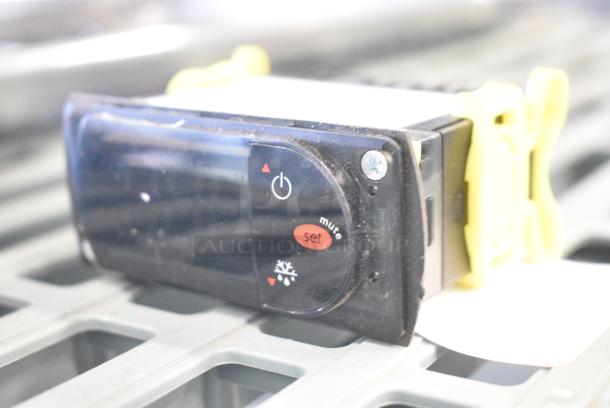 BRAND NEW SCRATCH AND DENT! Carel PZGXCOE112K Temperature Control w Sensor - Image 3 of 5