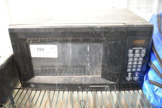 General Electric GE JES1039BJ Countertop Microwave Oven. 120 Volts, 1 Phase.