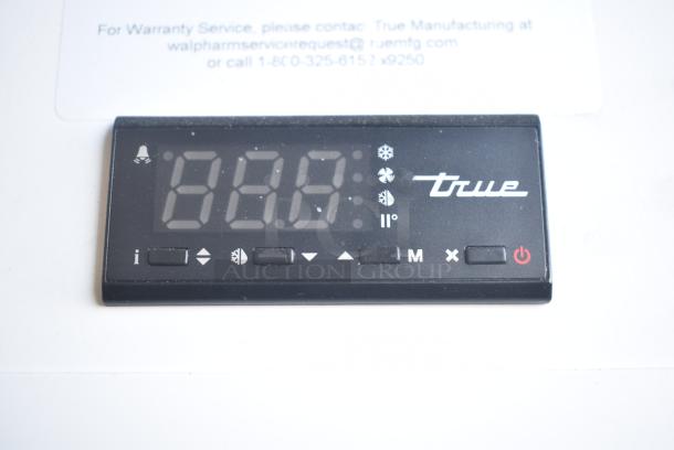 BRAND NEW SCRATCH AND DENT! 2024 True TSCI-600R-G-PH Metal Commercial Single Door Reach In Cooler Merchandiser w/ Poly Coated Racks. 115 Volts, 1 Phase. Tested and Working! - Image 4 of 10