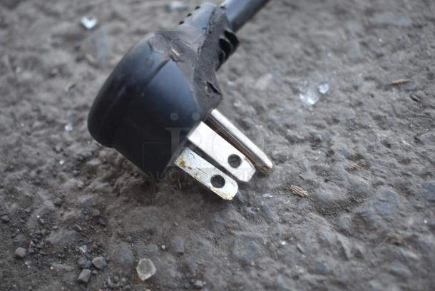 BRAND NEW SCRATCH AND DENT! 2024 True TSCI-600R-G-PH Metal Commercial Single Door Reach In Cooler Merchandiser w/ Poly Coated Racks. 115 Volts, 1 Phase. Tested and Working! - Image 6 of 10