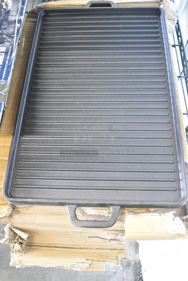 BRAND NEW SCRATCH AND DENT! 825CIG2113H Valor 24 1/2" x 14 1/2" Pre-Seasoned Reversible Cast Iron Griddle and Grill Pan with Handles - Image 1 of 3