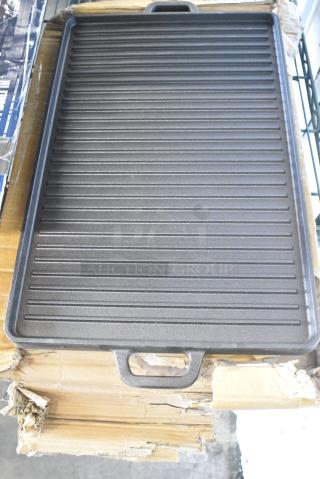 BRAND NEW SCRATCH AND DENT! 825CIG2113H Valor 24 1/2" x 14 1/2" Pre-Seasoned Reversible Cast Iron Griddle and Grill Pan with Handles