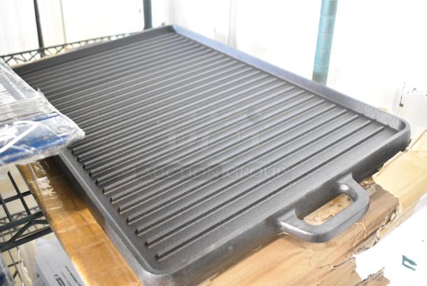 BRAND NEW SCRATCH AND DENT! 825CIG2113H Valor 24 1/2" x 14 1/2" Pre-Seasoned Reversible Cast Iron Griddle and Grill Pan with Handles - Image 2 of 3