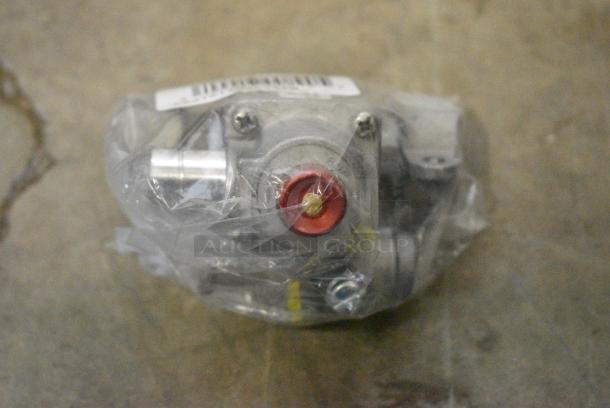 BRAND NEW SCRATCH AND DENT! 683TS11J221110 Robertshaw TS11J-2211-1-0 Safety Valve; 3/8" NPT; Gas In / Out: 3/8"; Pilot In / Out: 1/4" - Image 1 of 5