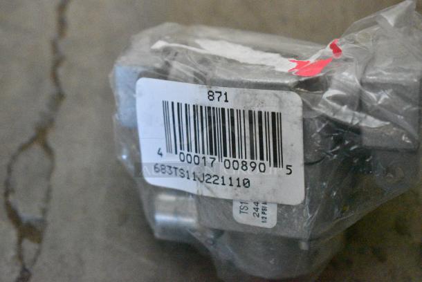 BRAND NEW SCRATCH AND DENT! 683TS11J221110 Robertshaw TS11J-2211-1-0 Safety Valve; 3/8" NPT; Gas In / Out: 3/8"; Pilot In / Out: 1/4" - Image 5 of 5