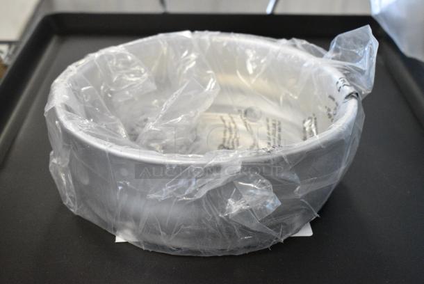 34 BRAND NEW SCRATCH AND DENT! BM176DPAN48 Pan Dough 8" Round Stacking Pan. 34 Times Your Bid! - Image 1 of 5