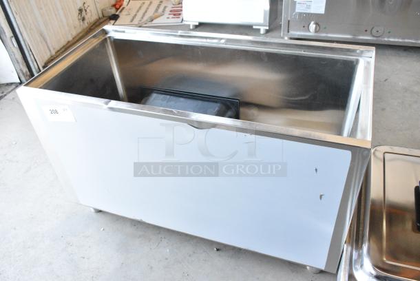 BRAND NEW SCRATCH AND DENT! Regency 600IB1836M 36" x 18" Stainless Steel Portable Ice Bin - Image 2 of 6