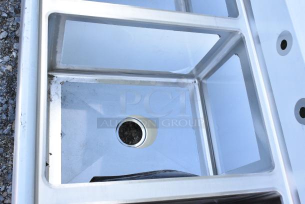 BRAND NEW SCRATCH AND DENT! Regency 600S31824224 94" 16 Gauge Stainless Steel Three Compartment Commercial Sink with Galvanized Steel Legs and 2 Drainboards - 18" x 24" x 14" Bowls - Image 5 of 9