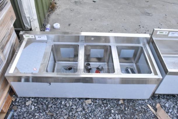 BRAND NEW SCRATCH AND DENT! Regency 600B3101413L 3 Bowl Underbar Sink with Drainboard - 48" x 18 3/4" - Left Drainboard - Image 4 of 9