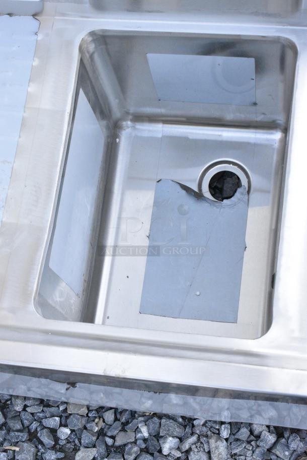 BRAND NEW SCRATCH AND DENT! Regency 600B3101413L 3 Bowl Underbar Sink with Drainboard - 48" x 18 3/4" - Left Drainboard - Image 7 of 9