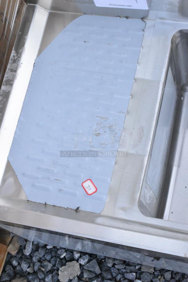 BRAND NEW SCRATCH AND DENT! Regency 600B3101413L 3 Bowl Underbar Sink with Drainboard - 48" x 18 3/4" - Left Drainboard - Image 8 of 9