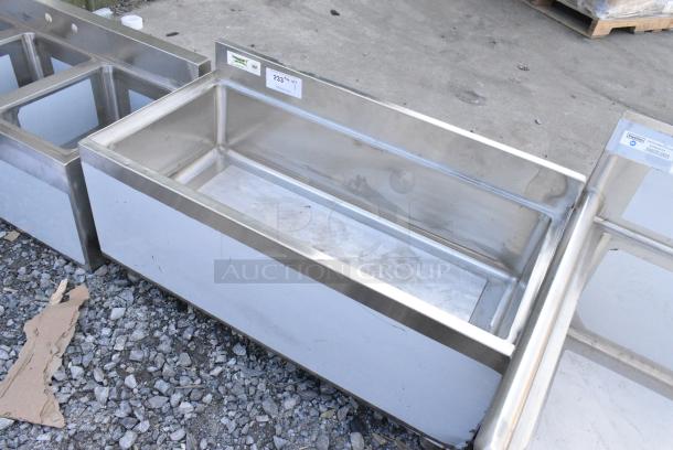 BRAND NEW SCRATCH AND DENT! Regency 600IB1836CP 18" x 36" Underbar Ice Bin with 7 Circuit Post-Mix Cold Plate and Bottle Holders - 79 lb. No Legs. - Image 2 of 5