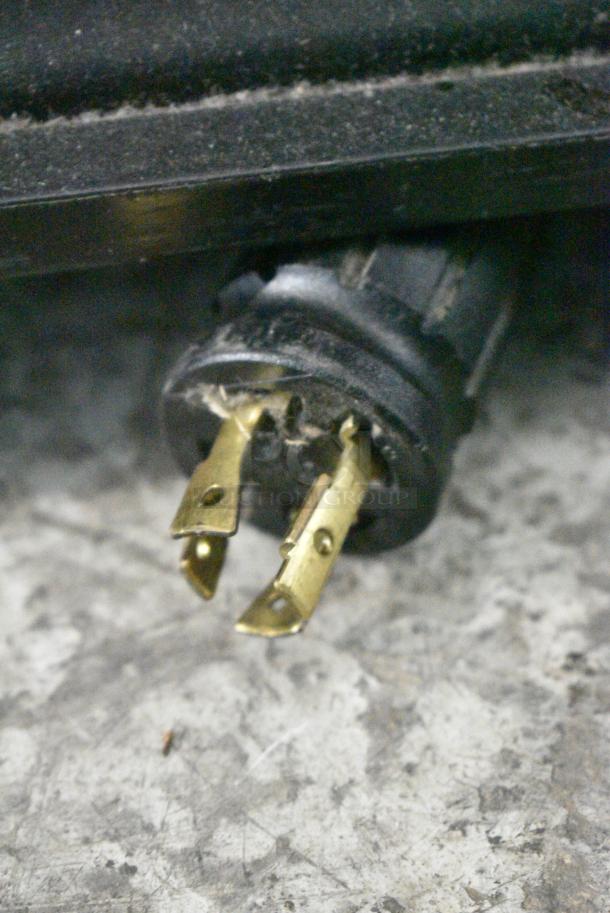 True GDM-49F-LD Metal Commercial 2 Door Reach In Freezer Merchandiser w/ Poly Coated Racks. 115/208-230 Volts, 1 Phase. Tested and Working! - Image 6 of 7