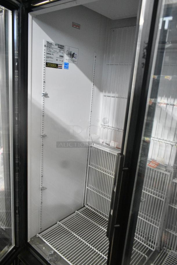 True GDM-49F-LD Metal Commercial 2 Door Reach In Freezer Merchandiser w/ Poly Coated Racks. 115/208-230 Volts, 1 Phase. Tested and Working! - Image 6 of 8