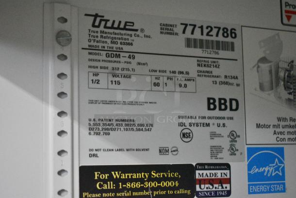 True GDM-49-LD Metal Commercial 2 Door Reach In Cooler Merchandiser w/ Poly Coated Racks. 115 Volts, 1 Phase. Tested and Working! - Image 5 of 5