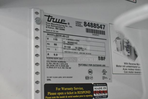 True GDM-49-LD Metal Commercial 2 Door Reach In Cooler Merchandiser w/ Poly Coated Racks. 115 Volts, 1 Phase. Tested and Working! - Image 5 of 5