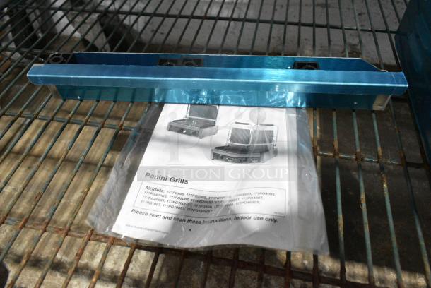 BRAND NEW SCRATCH AND DENT! 2024 Avantco 177PG200S Commercial Panini Sandwich Grill with Smooth Plates and 13 3/8" x 8 3/4" Cooking Surface. 120 Volts, 1 Phase. Tested and Working! - Image 3 of 5