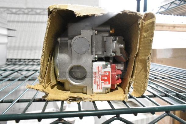 BRAND NEW SCRATCH AND DENT! 190NATVALVE Millivolt Natural Gas Pilot Combination Valve for Fryers; 3/4" Gas In / Out - Image 1 of 2