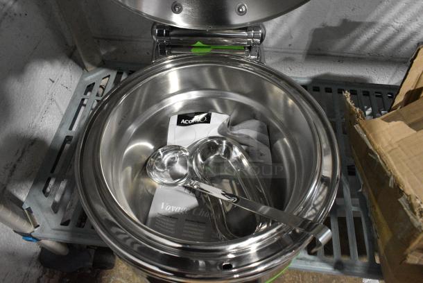 BRAND NEW SCRATCH AND DENT! Acopa Voyage 11 Qt. Round Stainless Steel Induction Soup Chafer with Glass Top and Soft-Close Lid 407IND11CHAF - Image 2 of 4