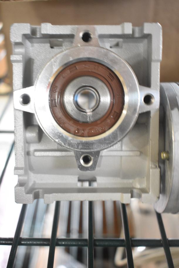 BRAND NEW SCRATCH AND DENT! Groschopp PM8014-RA3080T Motor / Gearbox - Image 4 of 9