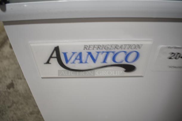 BRAND NEW SCRATCH AND DENT! Avantco Metal Commercial Deli Display Case Merchandiser. See Pictures for Broken Glass. Tested and Powers On But Does Not Get Cold - Image 4 of 5