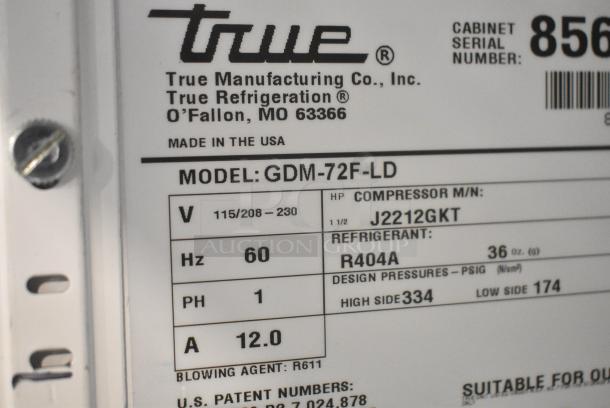 True GDM-72F-LD Metal Commercial 3 Door Reach In Freezer Merchandiser w/ Poly Coated Racks. 115/208-230 Volts, 1 Phase. Tested and Working! - Image 8 of 9