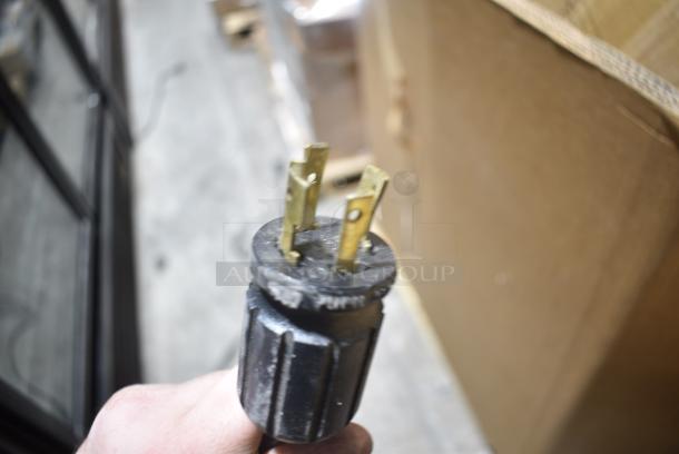 True GDM-72F-LD Metal Commercial 3 Door Reach In Freezer Merchandiser w/ Poly Coated Racks. 115/208-230 Volts, 1 Phase. Tested and Working! - Image 9 of 9