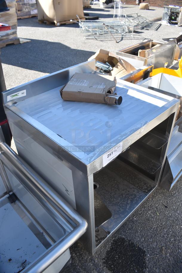 BRAND NEW SCRATCH AND DENT! Regency 600GRSU2324C Stainless Steel Corrugated Top Glass Rack Storage Unit - 23" x 24" - Image 2 of 7