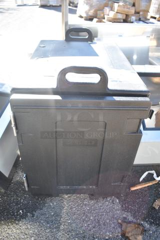 BRAND NEW SCRATCH AND DENT! Carlisle Black Poly Insulated Food Catering Case.