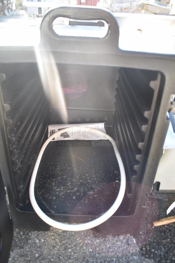 BRAND NEW SCRATCH AND DENT! Carlisle Black Poly Insulated Food Catering Case. - Image 4 of 5