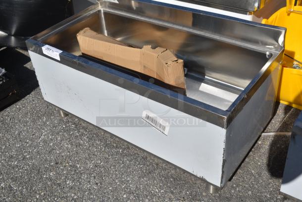 BRAND NEW SCRATCH AND DENT! Regency 600IB1836CP 18" x 36" Underbar Ice Bin with 7 Circuit Post-Mix Cold Plate and Bottle Holders - 79 lb. - Image 3 of 7