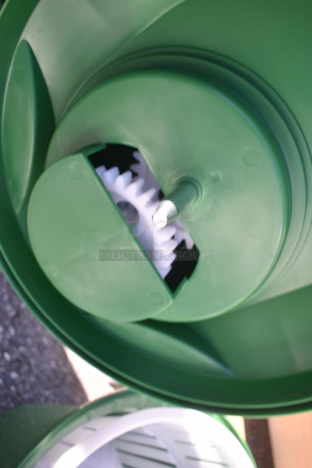 BRAND NEW SCRATCH AND DENT! Garde Green Poly Lettuce Spinner Salad Spinner - Image 4 of 4