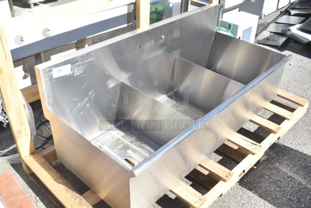 BRAND NEW SCRATCH AND DENT! Stainless Steel 3 Bay Sink. No Legs. - Image 2 of 4
