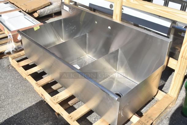 BRAND NEW SCRATCH AND DENT! Stainless Steel 3 Bay Sink. No Legs. - Image 3 of 4
