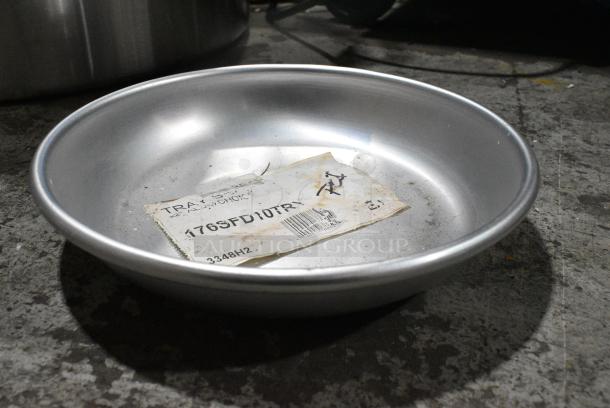 3 BRAND NEW SCRATCH AND DENT! Items Including 471SP120QTHD Choice 120 Qt. Heavy Weight Aluminum Stock Pot, 176SFD10TRY Choice 10" x 2" Aluminum Tray, 48 oz, 176SFD14TRY Choice 13 3/4" x 2" Aluminum Tray, 96 oz.. 3 Times Your Bid! - Image 4 of 9