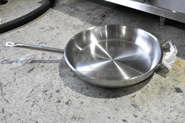 2 BRAND NEW SCRATCH AND DENT! Items Including 471SPC100 Choice 20 13/16" Aluminum Pot / Pan Cover and Vigor Skillet. 2 Times Your BId! - Image 6 of 9