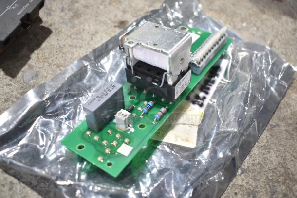 14 BRAND NEW SCRATCH AND DENT! Items Including Siemens 45EG20AF Contactors & Starters & Contactor Supplies, 00-853340 Solenoid Valve, 320720, Alto Shaam Ballast, Omron G3KA-240B Relay, 00-843944 Solenoid Cooling, Auxillary Switch. 14 Times Your Bid! - Image 9 of 36