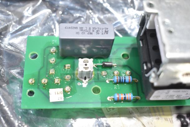 14 BRAND NEW SCRATCH AND DENT! Items Including Siemens 45EG20AF Contactors & Starters & Contactor Supplies, 00-853340 Solenoid Valve, 320720, Alto Shaam Ballast, Omron G3KA-240B Relay, 00-843944 Solenoid Cooling, Auxillary Switch. 14 Times Your Bid! - Image 10 of 36