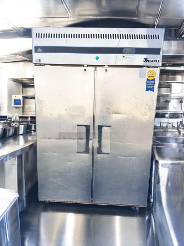 Excellent Condition Everest ESR2 Double Door Commercial Refrigerator – Tested & Working! - Image 4 of 6