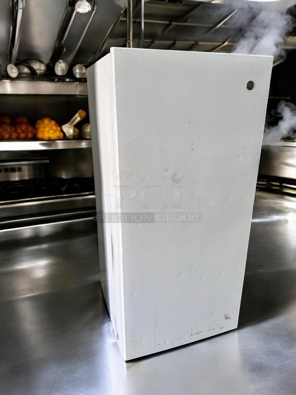 Excellent Condition GE Appliances FUF14QRRWW Upright Freezer – Tested & Working! - Image 2 of 9