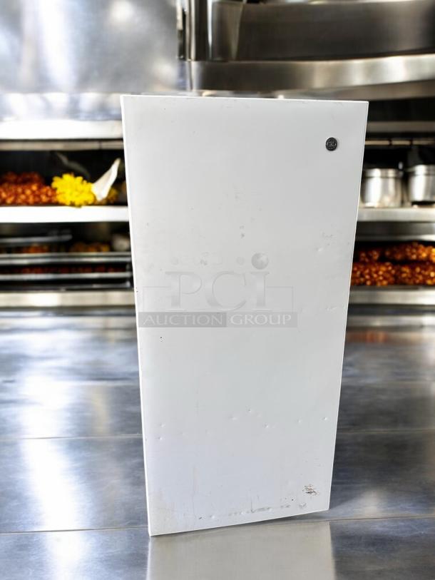 Excellent Condition GE Appliances FUF14QRRWW Upright Freezer – Tested & Working! - Image 3 of 9