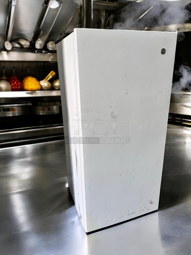 Excellent Condition GE Appliances FUF14QRRWW Upright Freezer – Tested & Working! - Image 4 of 9