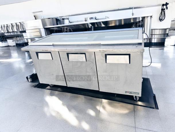 Excellent Condition True TSSU-72-30M-B-ST Mega-Top Sandwich/Salad Prep Table – Tested & Working! - Image 8 of 10