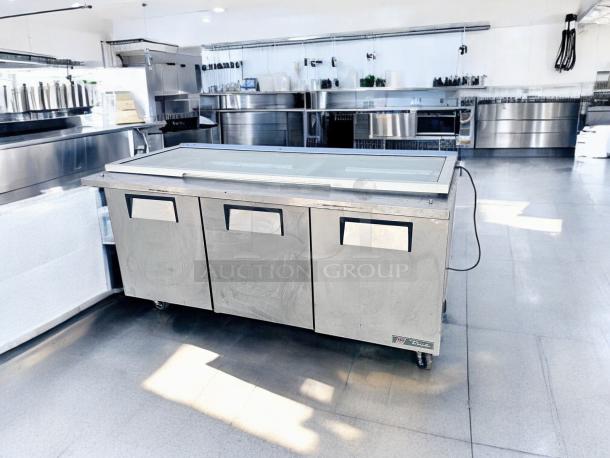 Excellent Condition True TSSU-72-30M-B-ST Mega-Top Sandwich/Salad Prep Table – Tested & Working! - Image 9 of 10