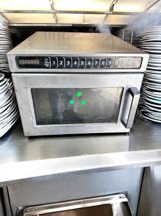 Excellent Condition Menumaster CRC21T2RLPF Commercial Microwave – Tested & Working!