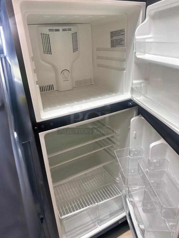 Excellent Condition Magic Chef Top-Freezer Refrigerator – Tested & Working! - Image 3 of 4