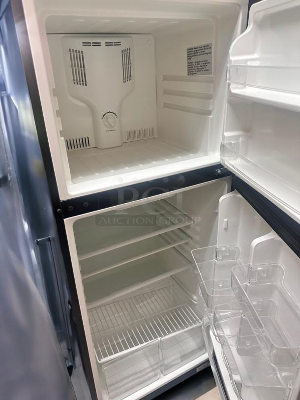 Excellent Condition Magic Chef Top-Freezer Refrigerator – Tested & Working! - Image 4 of 4