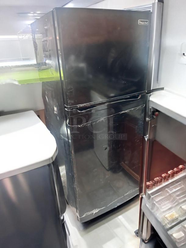 Excellent Condition Magic Chef Top-Freezer Refrigerator – Tested & Working! - Image 1 of 4