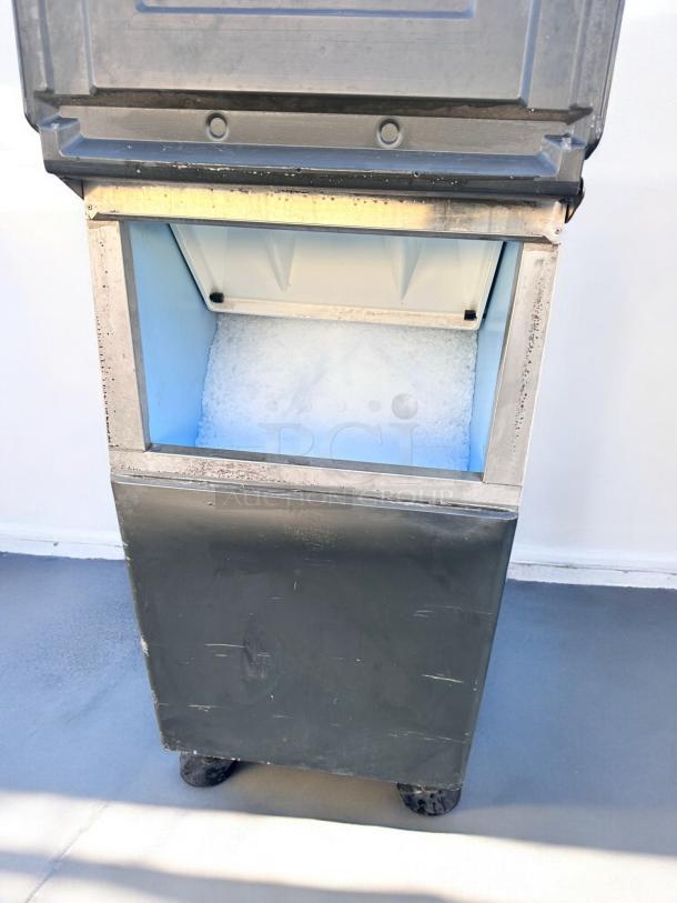 ICE MAKER – Hoshizaki Flaker Icemaker 500lb per day  Commercial Ice Machine with Bin – Excellent Condition – Tested & Working! - Image 6 of 10